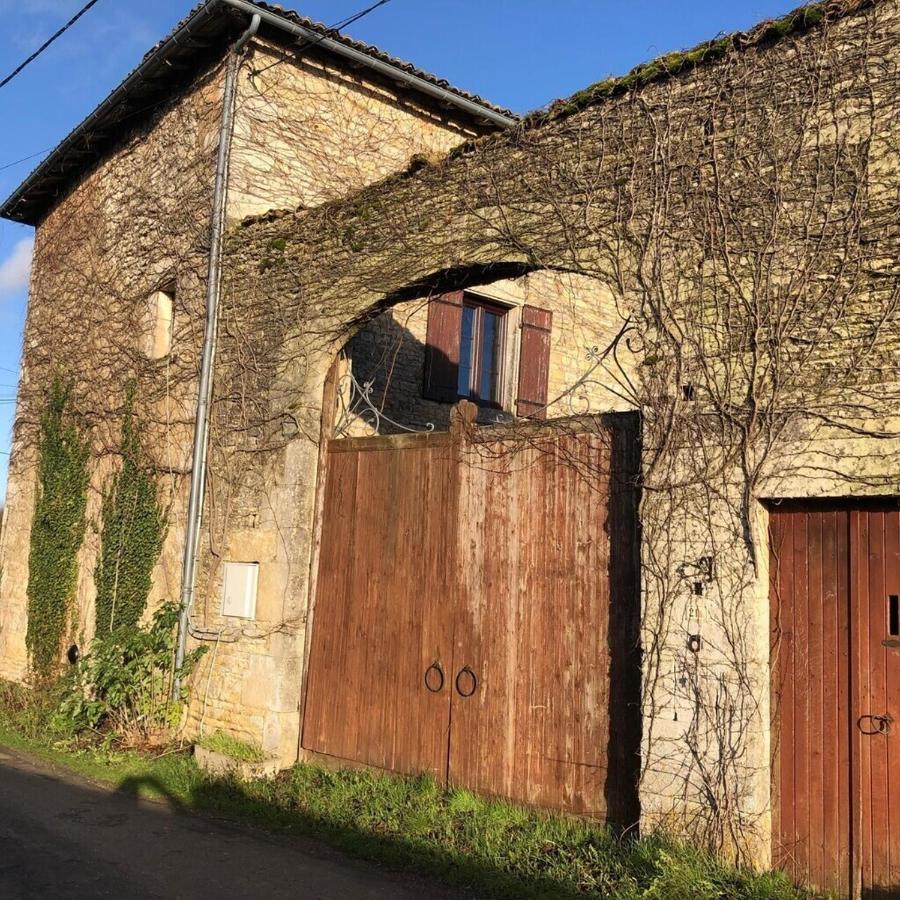 Blacksmiths Apartment In Blanzay - 1 Bed Exterior photo
