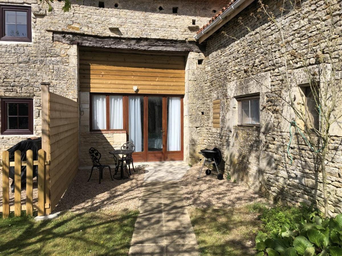 Blacksmiths Apartment In Blanzay - 1 Bed Exterior photo