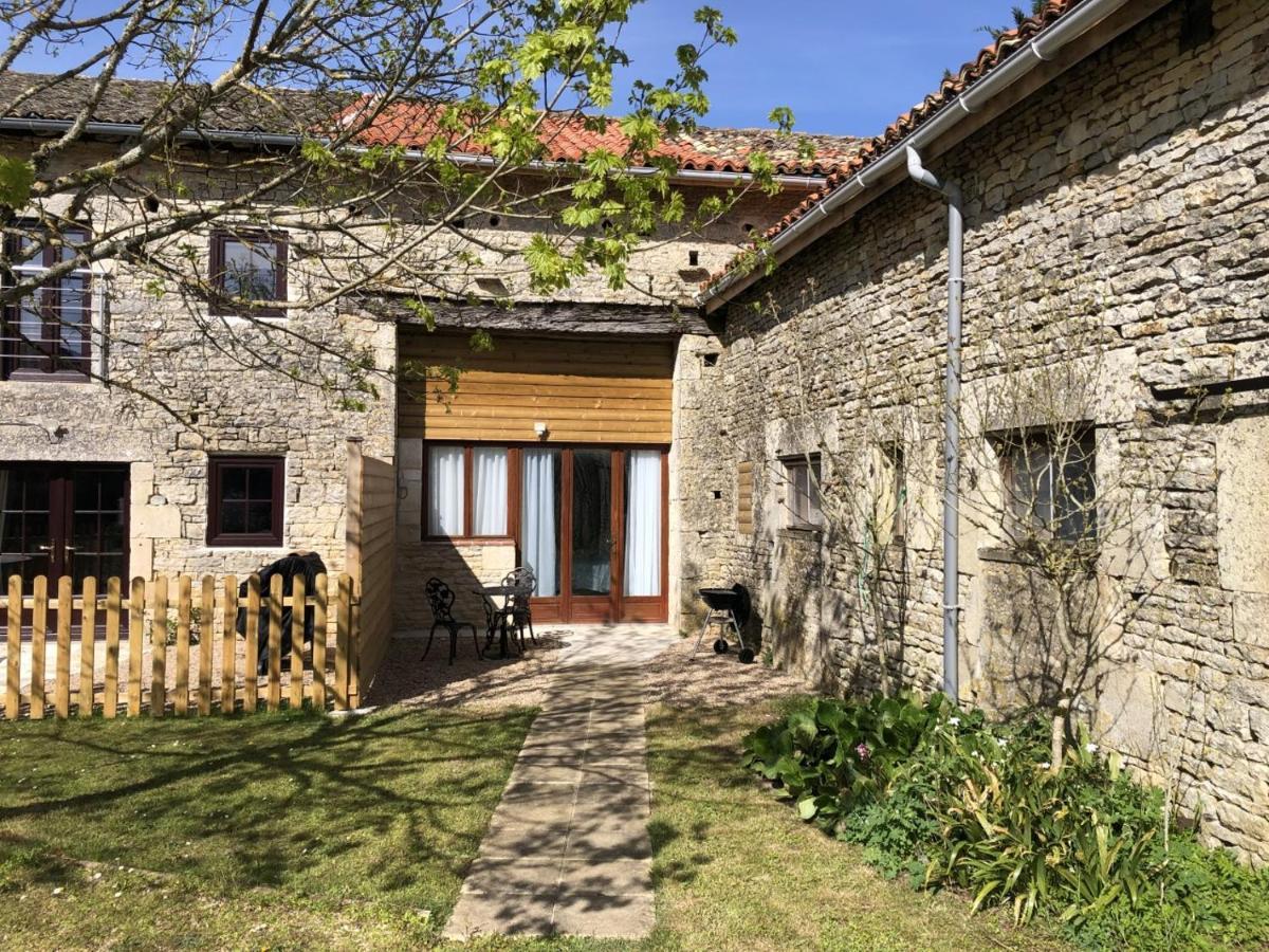 Blacksmiths Apartment In Blanzay - 1 Bed Exterior photo